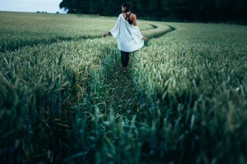 woman walking through a maze depicting Discover Your TCM hormone pattern